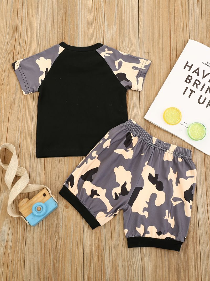 Pojkar Color Block Letter Print Rund Neck Top + Camo Shorts Set Barnkläder För Sommaren