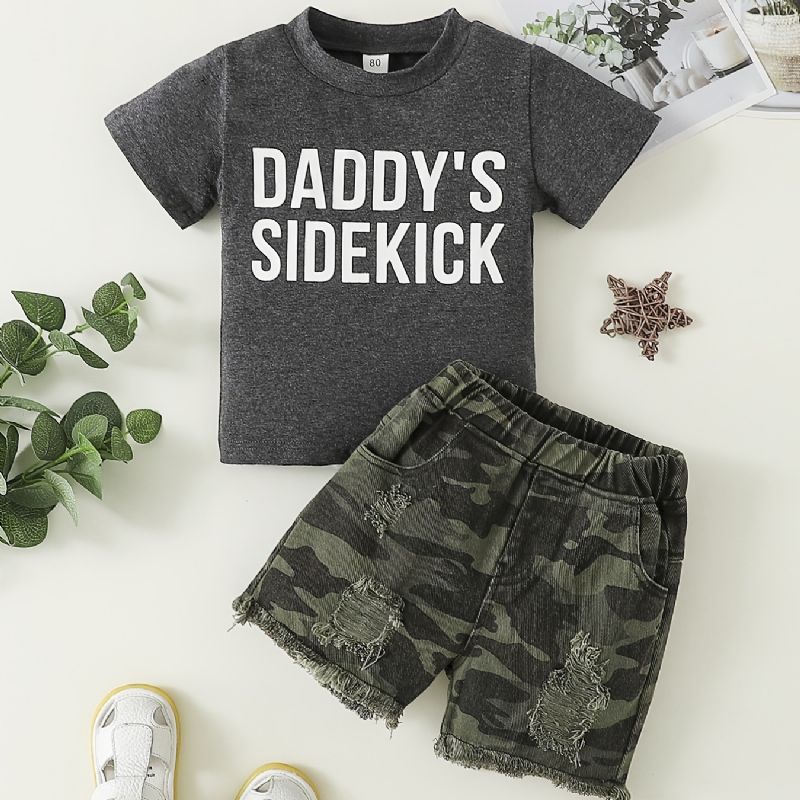 Pojkar Letter Print Kortärmad Top + Camo Ripped Shorts Set Barnkläder