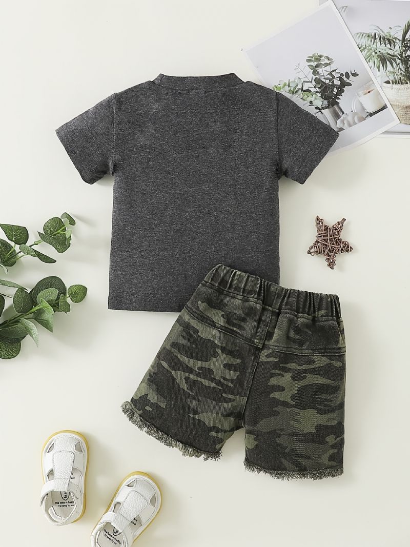 Pojkar Letter Print Kortärmad Top + Camo Ripped Shorts Set Barnkläder