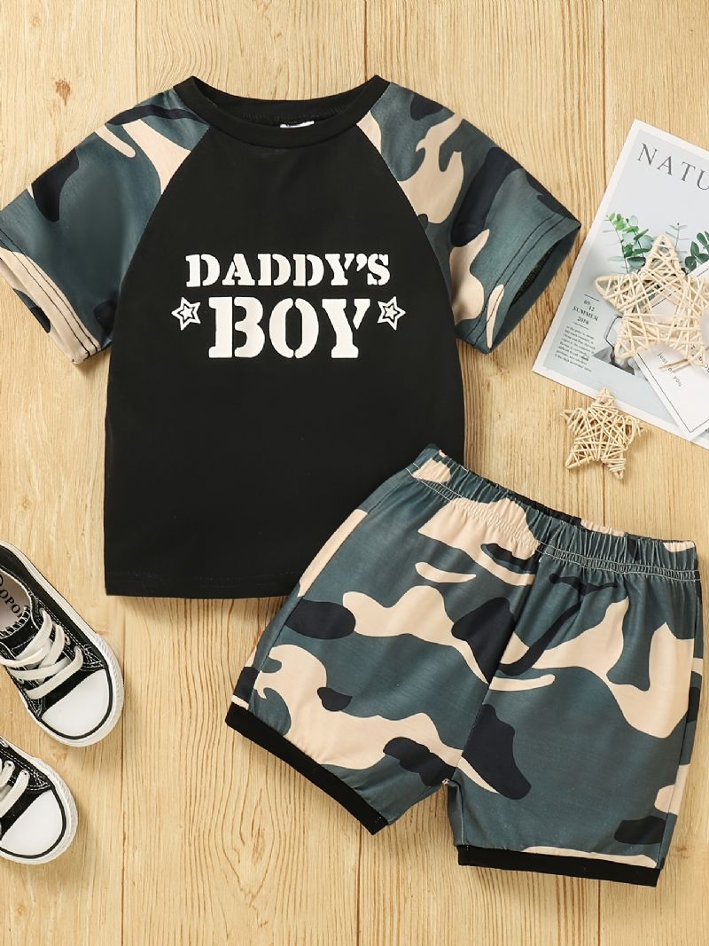 Pojkar Letter Print Kortärmad Topp + Camo Shorts Set Barnkläder