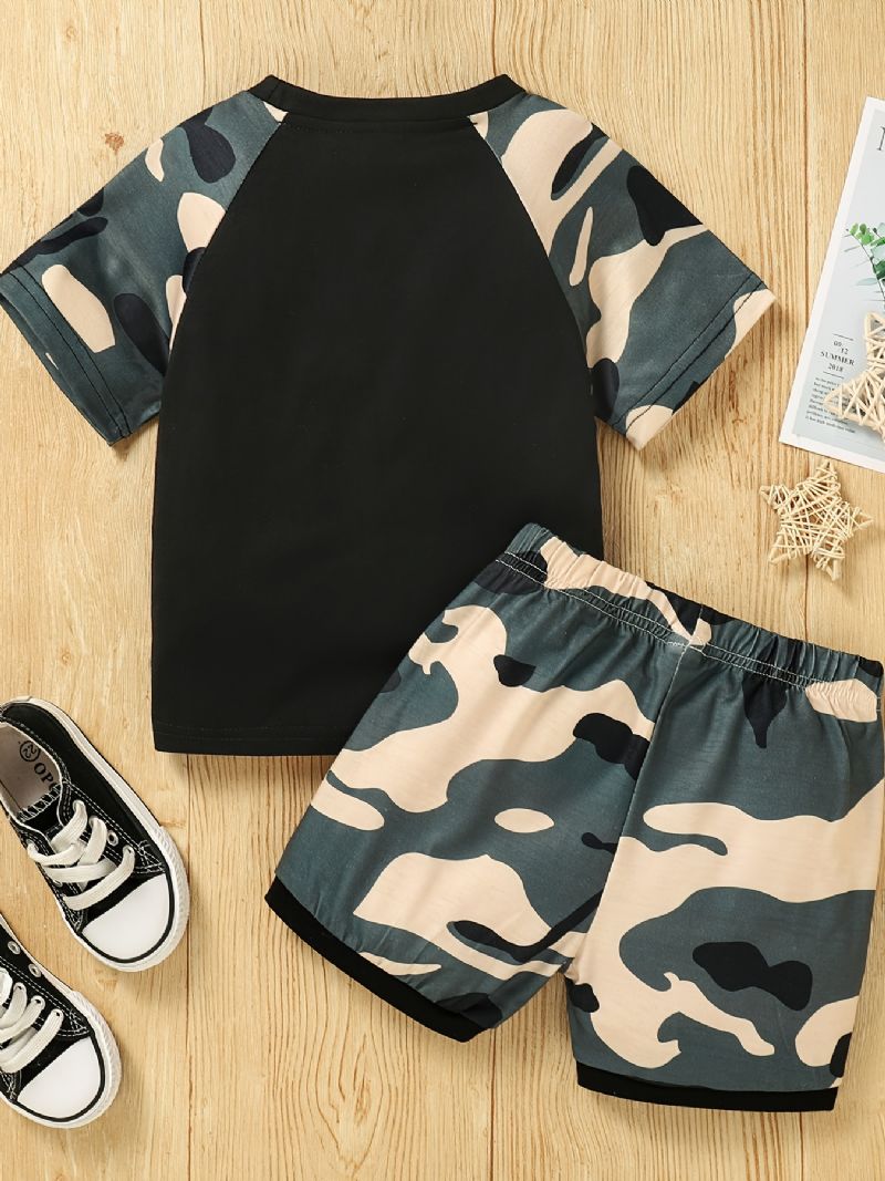 Pojkar Letter Print Kortärmad Topp + Camo Shorts Set Barnkläder