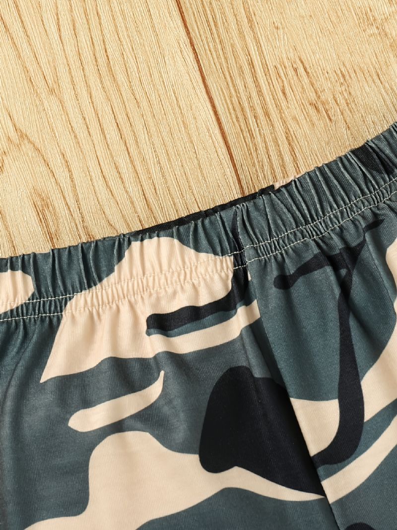 Pojkar Letter Print Kortärmad Topp + Camo Shorts Set Barnkläder